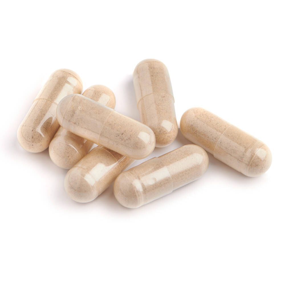 Zeven beige capsules op witte achtergrond. Capsules zijn transparant en bevatten een poeder.
