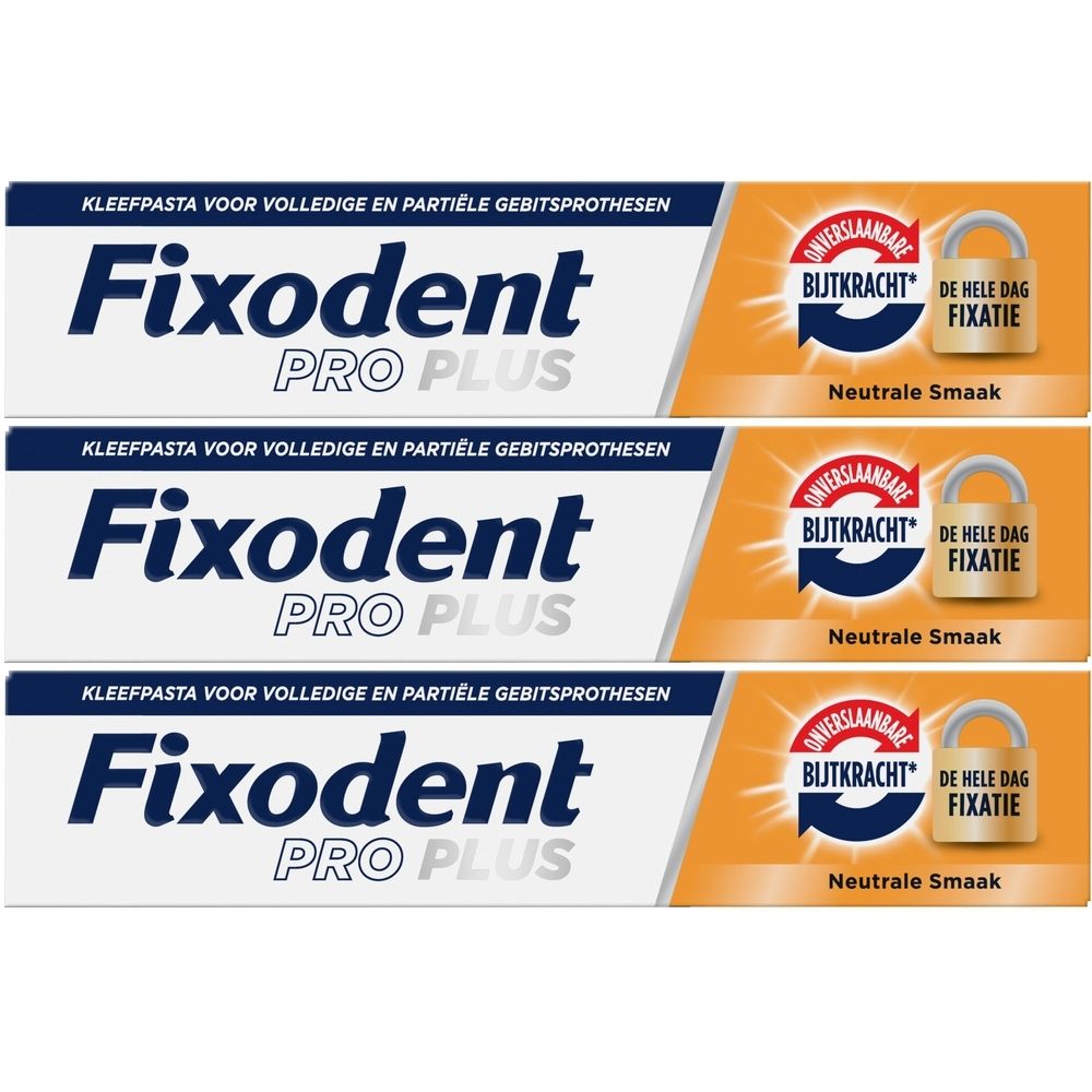 Drie tubes Fixodent Pro Plus. Witte tubes met blauwe tekst. Oranje accenten. Tekst: "Onverslaanbare Bijtkracht", "De Hele Dag Fixatie".