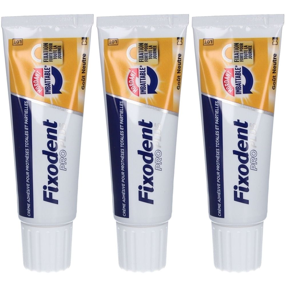 Drie tubes Fixodent Pro Plus kleefpasta. Wit-blauwe tubes met gele accenten. Opschrift: Fixodent Pro Plus, Crème adhésive pour prothèses.