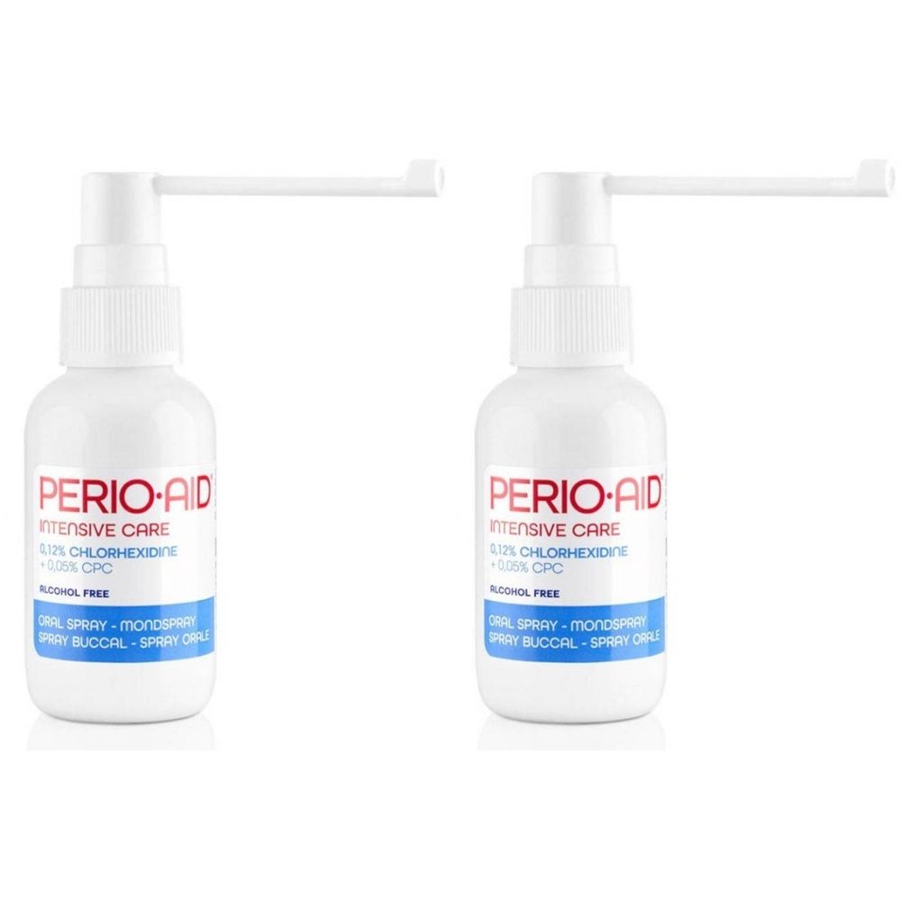 Twee witte flessen met spraykop. Opschrift: PERIO-AID, Intensive Care, 0,12% Chloorhexidine, alcoholvrij. Blauwe tekst.