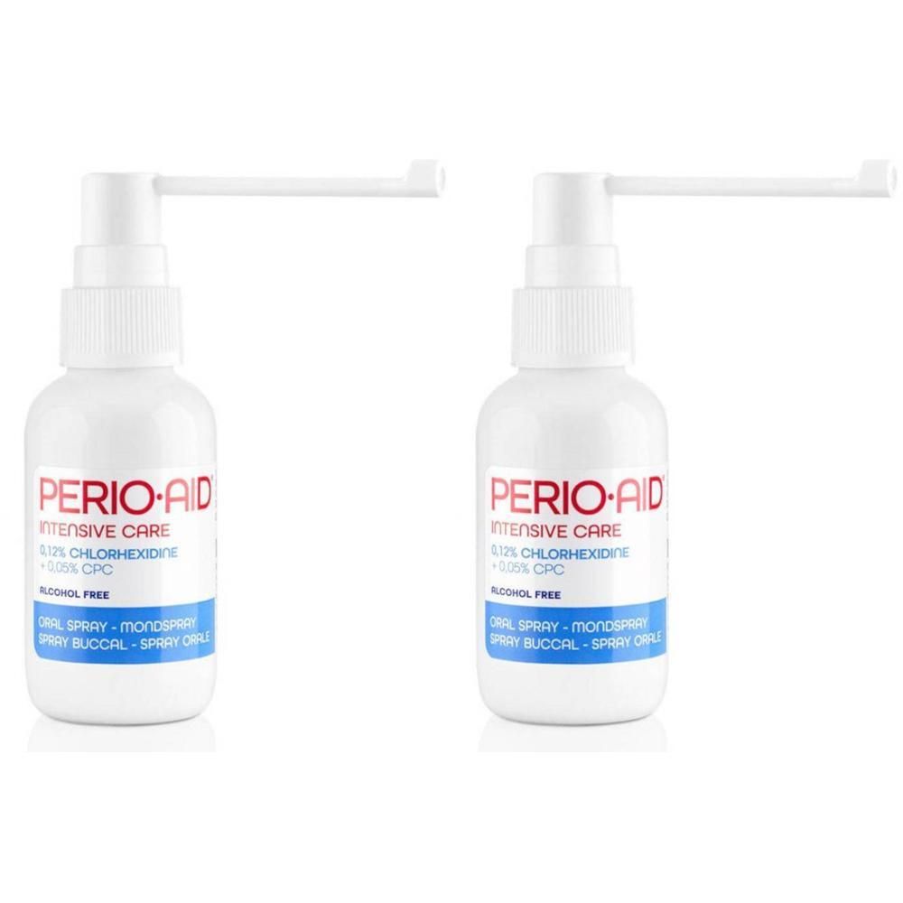 Twee witte sprayflacons met rode en blauwe tekst. Opschrift: PERIO-AID, 0,12% Chloorhexidine, alcoholvrij.