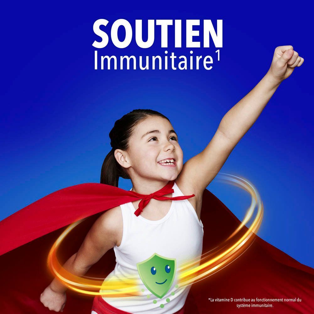 Enfant tenant un comprimé rose. Texte : 1 comprimé à croquer par jour. Fond bleu.