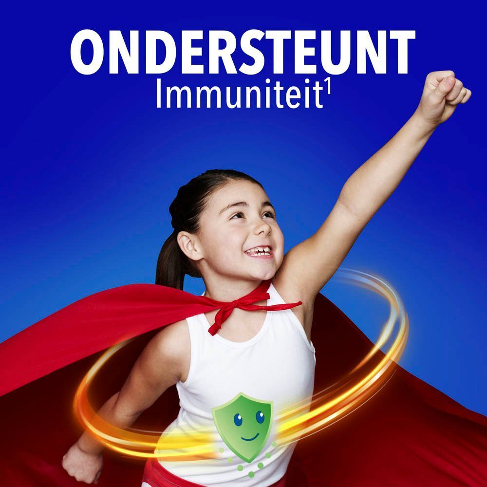 Kind houdt roze tablet vast. Tekst: 1 kauwtablet per dag. Blauwe achtergrond.