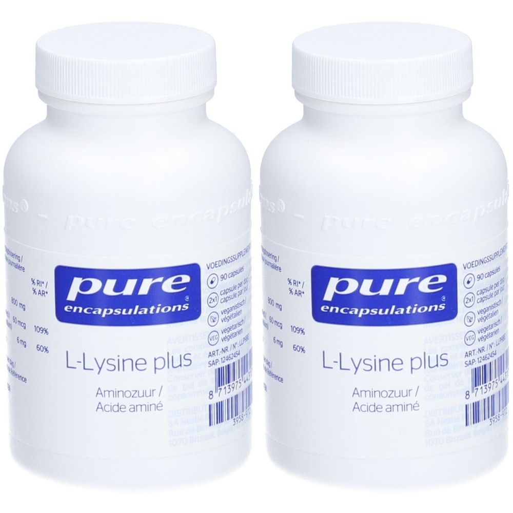 Twee witte flessen met schroefdop. Opschrift: Pure Encapsulations, L-Lysine plus. Blauwe etiketten met tekst.