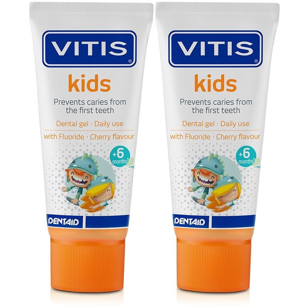 Twee tubes Vitis Kids tandgel. Wit, met oranje dop. Opschrift: Kids, voorkomt cariës, met fluoride, kersensmaak, vanaf 6 maanden.