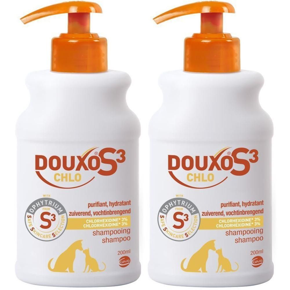 Twee witte flessen met oranje pompkop. Opschrift Douxo S3 Chlo. Bevat chloorhexidine. Afbeelding van hond en kat.