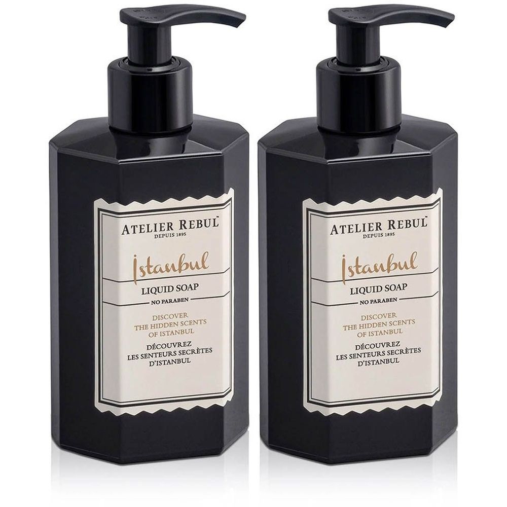 Deux flacons de savon liquide noirs, octogonaux, avec pompe. L'étiquette indique "Atelier Rebul Istanbul Liquid Soap".