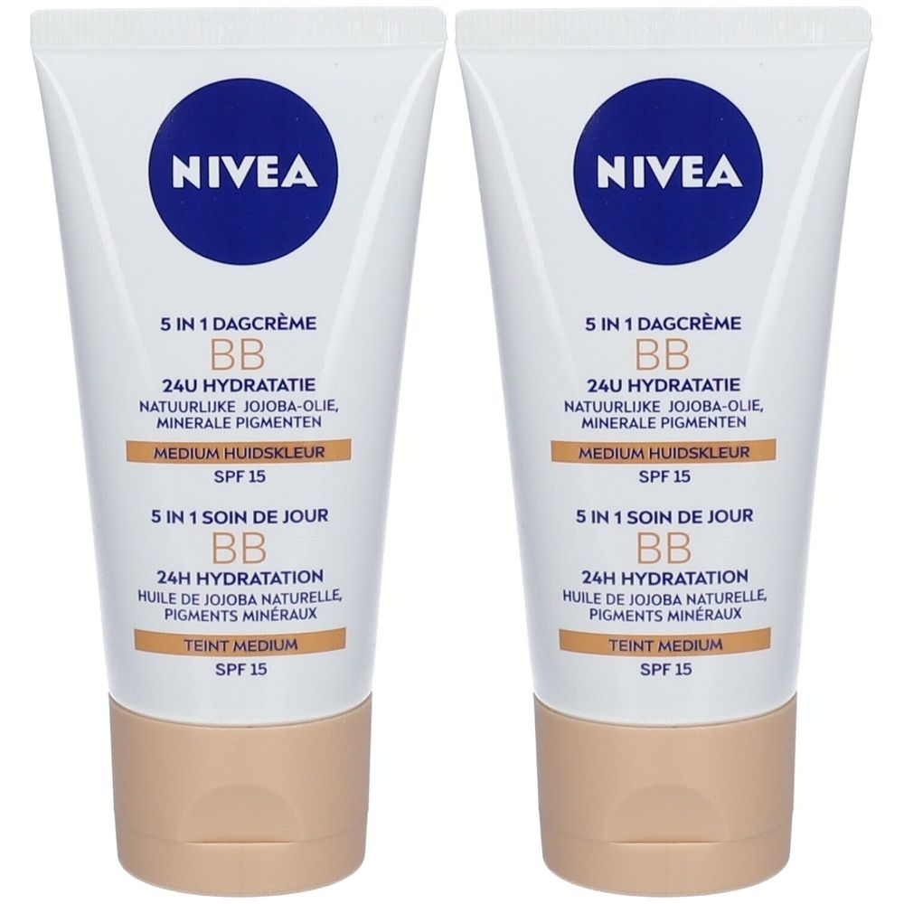 Twee tubes NIVEA BB-crème. Witte tubes met blauw logo en productinformatie. Beige dop. Tekst: Medium, SPF 15.