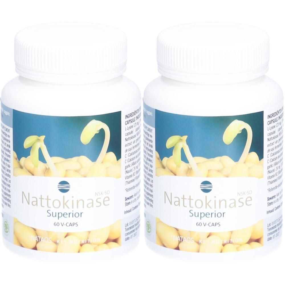 Twee witte flessen met etiket. Opschrift: Nattokinase Superior, 60 V-Caps. Illustratie van spruiten en bonen.