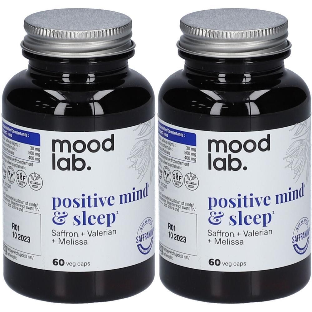 Twee flessen MOODLAB, positive mind & sleep. Zwarte glazen flessen met zilveren doppen en etiketten met productinformatie.