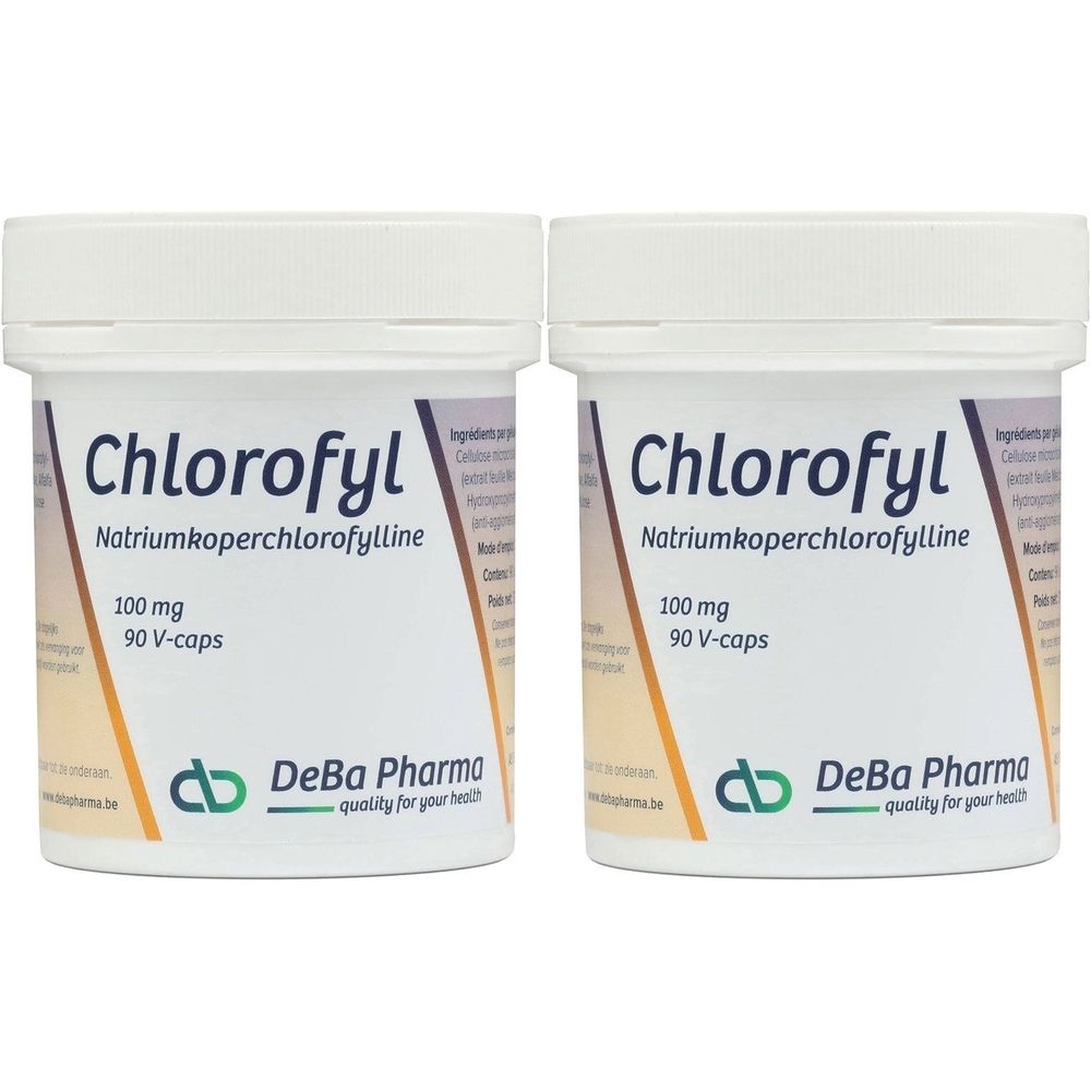 Twee witte potten met deksels. Opschrift Chlorofyl, Natriumkoperchlorofylline, 100 mg, 90 V-caps. Logo DeBa Pharma.