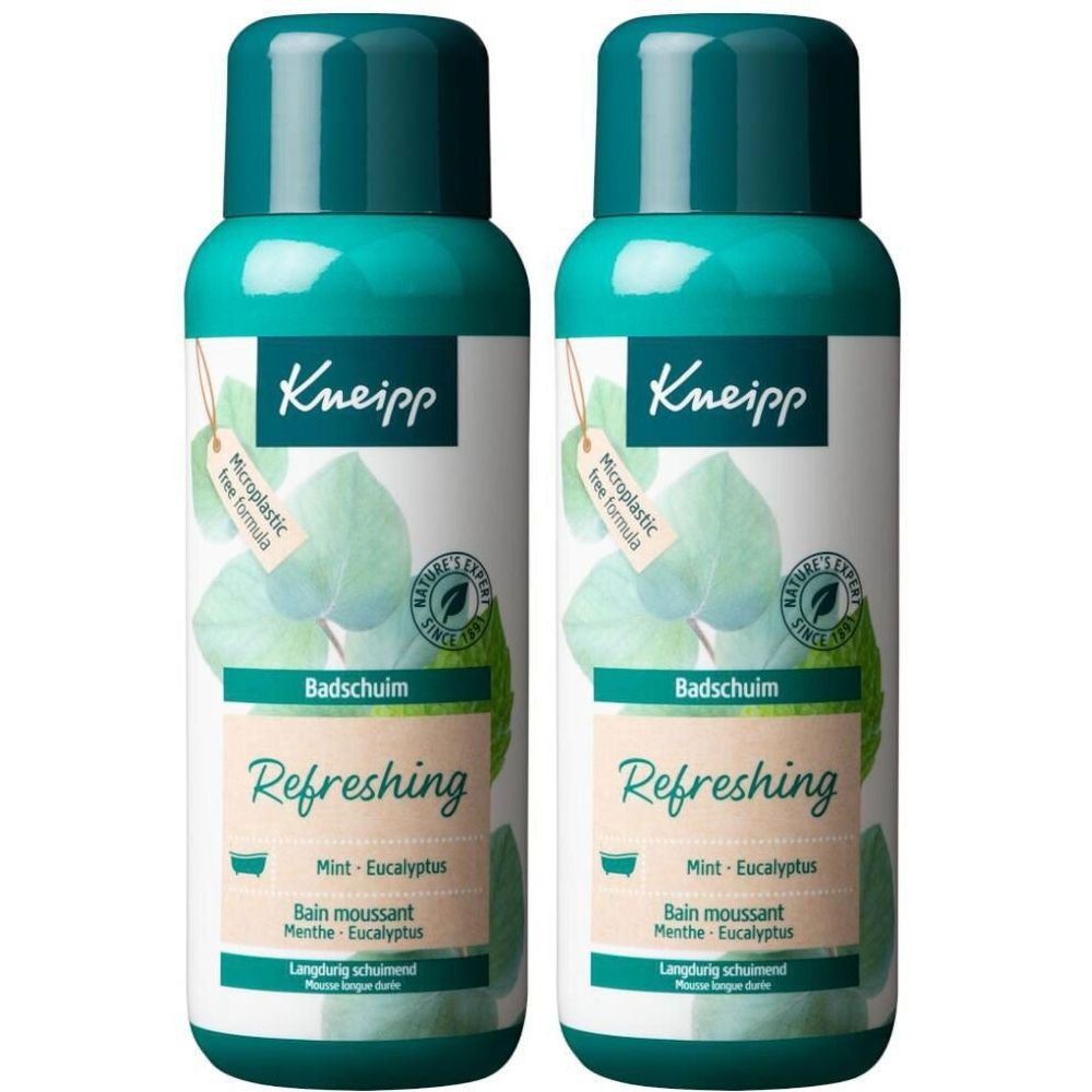 Deux flacons de mousse de bain Kneipp. Étiquettes vertes et blanches avec nom et logo du produit. Inscription : Refreshing, Menthe-Eucalyptus. Avec Microplastic free formula.