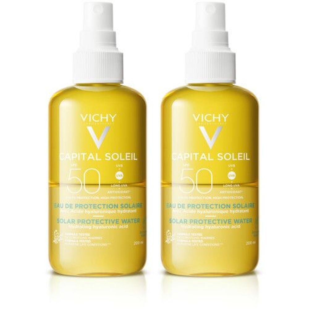 Deux flacons de Vichy Capital Soleil Eau de Protection Solaire SPF50. Liquide jaune dans des flacons transparents avec vaporisateur blanc.