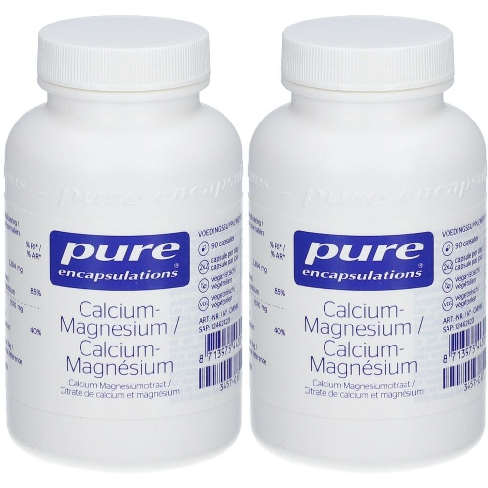 Twee witte flessen met schroefdop. Op het etiket staat "pure encapsulations" en "Calcium-Magnesium / Calcium-Magnésium".