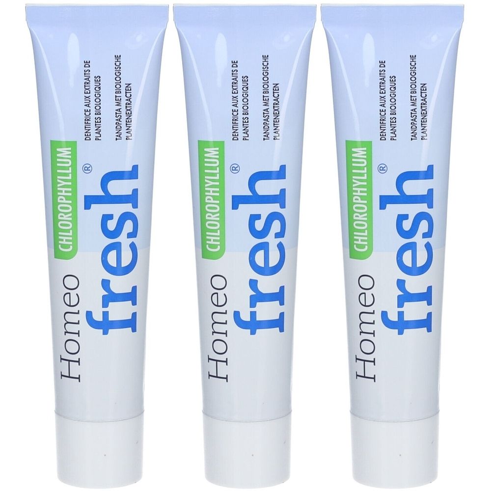 Trois tubes de dentifrice. Tubes bleu clair avec bouchon blanc. Inscription: Homeo fresh Chlorophyllum, dentifrice aux extraits de plantes.