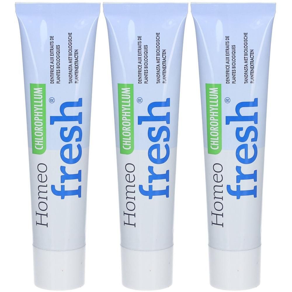 Drie tubes Homeofresh Dentifrice Chlorophyllum. Blauwe tekst op witte achtergrond. Groen omrand gebied met tekst.