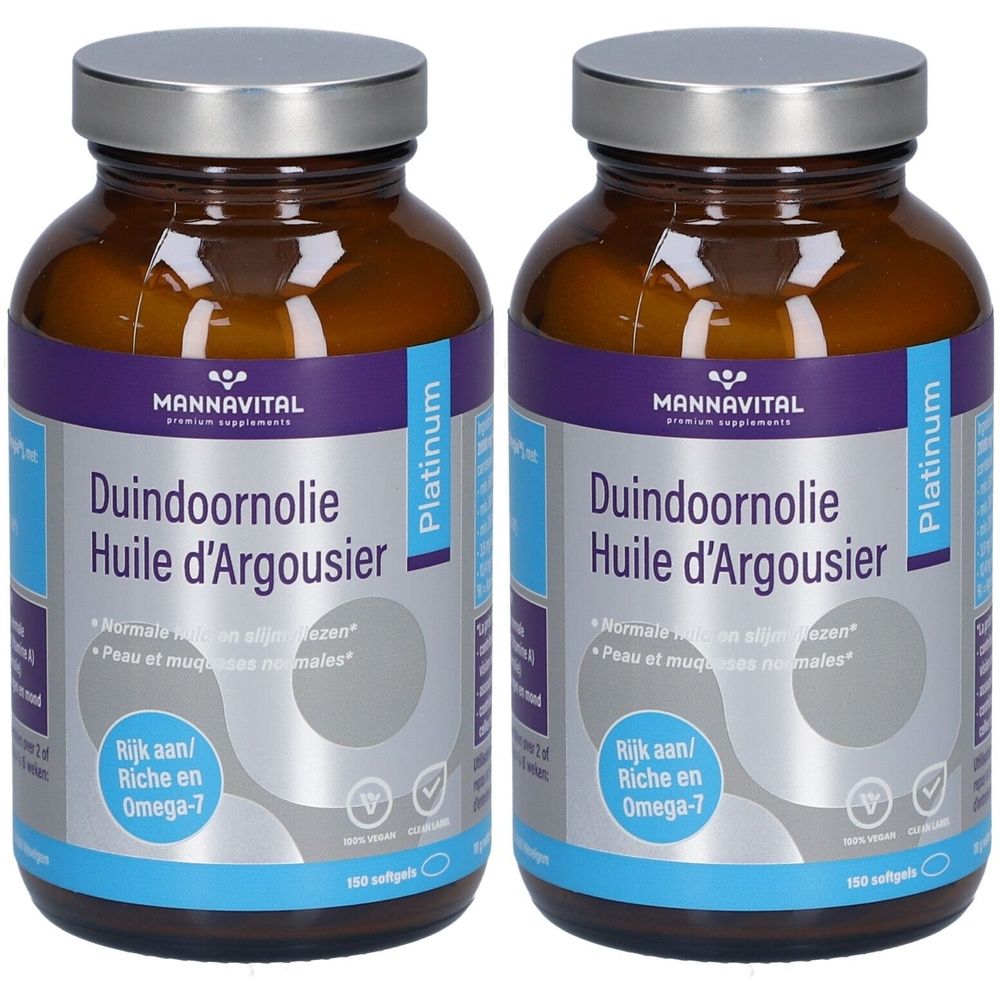 Twee bruine glazen flessen met zilveren dop. Etiket met productnaam en logo. Tekst: Duindoornolie Huile d'Argousier, Rijk aan/Riche en Omega-7.