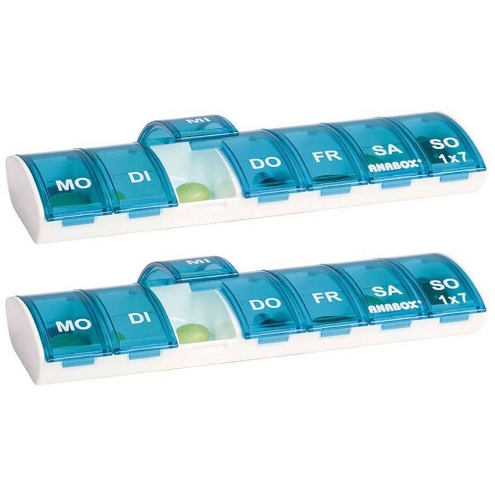 Twee blauwe wekelijkse pillendoosjes met witte bodems. Opschriften: MO, DI, MI, DO, FR, SA, SO. Merk: ANABOX.