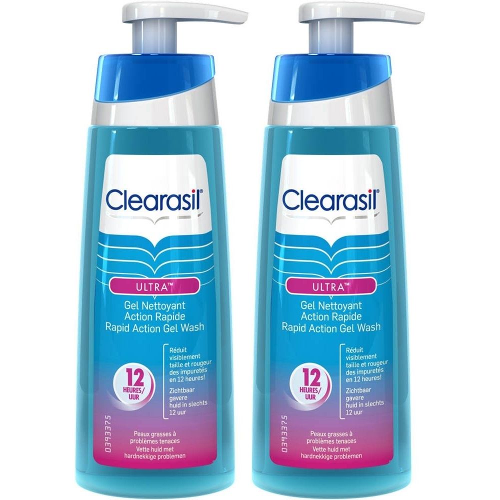 Twee flessen Clearasil Ultra Gel Nettoyant. Blauwe vloeistof, witte dispenser, blauwe dop. Tekst: Ultra, Gel Nettoyant, Rapid Action Gel Wash.