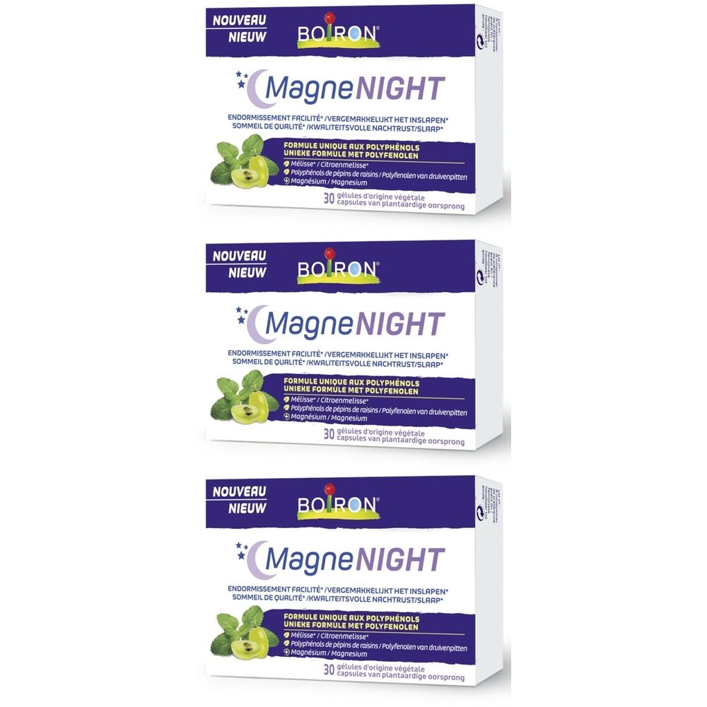 Drie dozen MagneNIGHT. Op elke doos staat BOIRON, MagneNIGHT en 30 capsules. Elke doos heeft een groen logo.