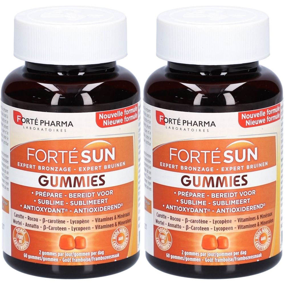 Twee flessen Forté Sun Gummies. Bruine glazen flessen met witte dop en etiket. Zichtbaar: productnaam, ingrediënten, dosering.