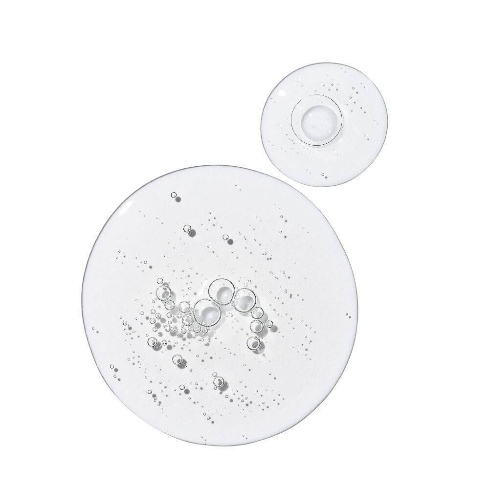 Druppels van The Ordinary Multi-Peptide Eye Serum met luchtbellen.