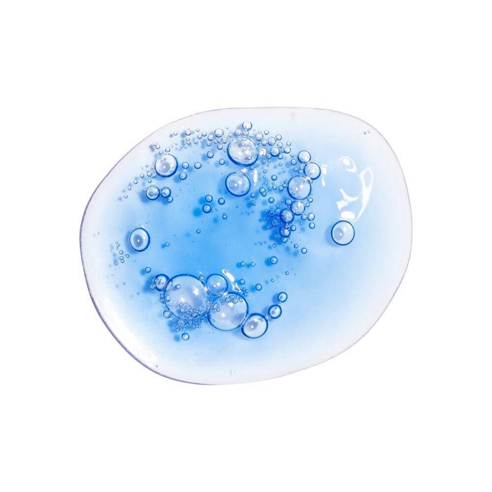 Blauw serum met luchtbellen op witte achtergrond.