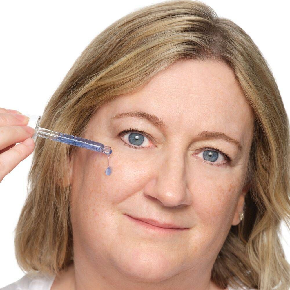 Een vrouw brengt The Ordinary Multi-Peptide + Copper Peptides 1% Serum aan met een druppelaar.
