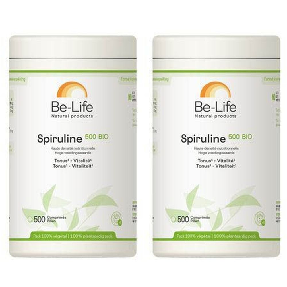 Twee witte potten Be-Life Spiruline 500 BIO. Opschrift: Tonus-Vitalité. Bevat 500 tabletten. Verpakking met groene bladeren.