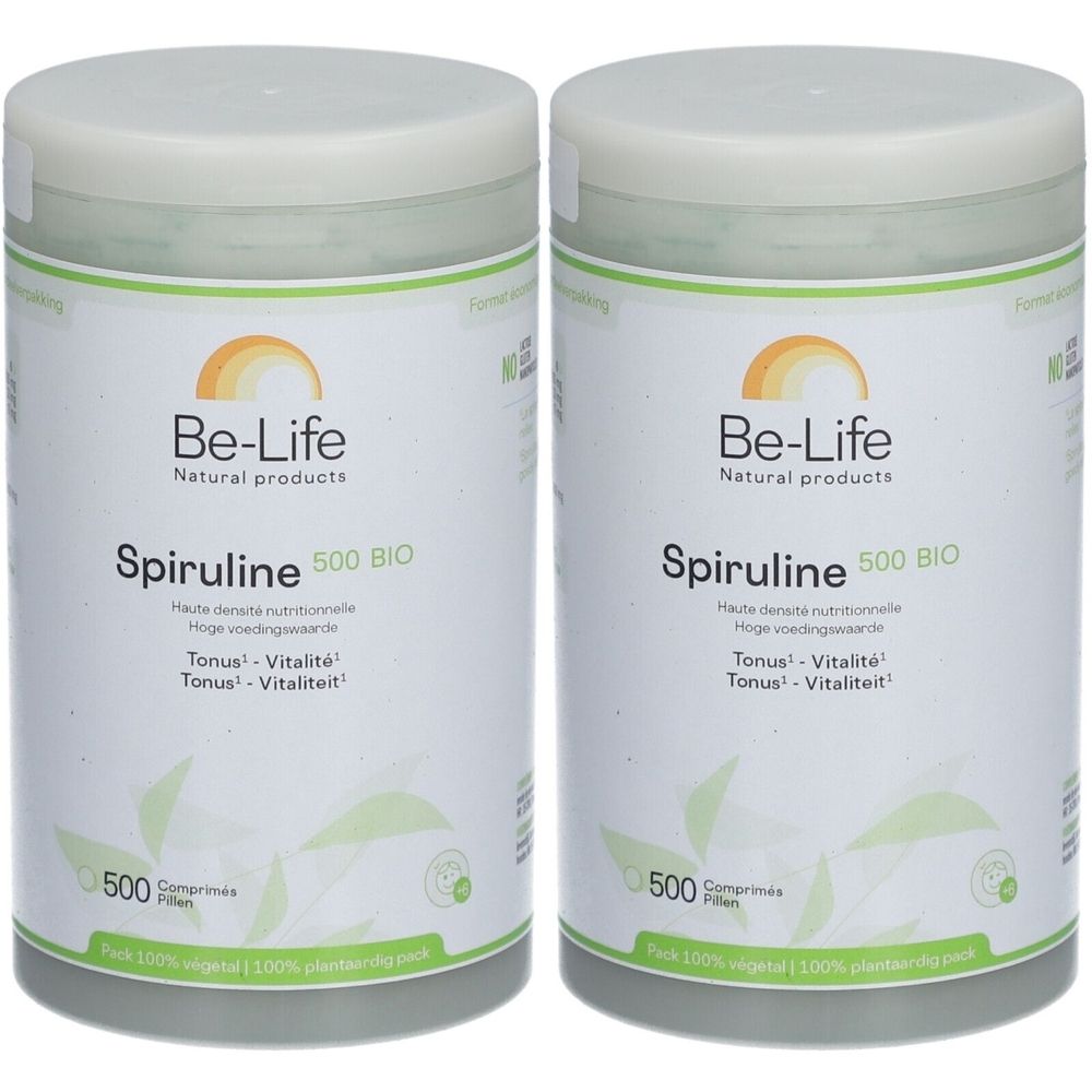 Twee witte potten Be-Life Spiruline 500 BIO. Opschrift Spiruline, 500, BIO. Groene opdruk onderaan. Deksel met logo.