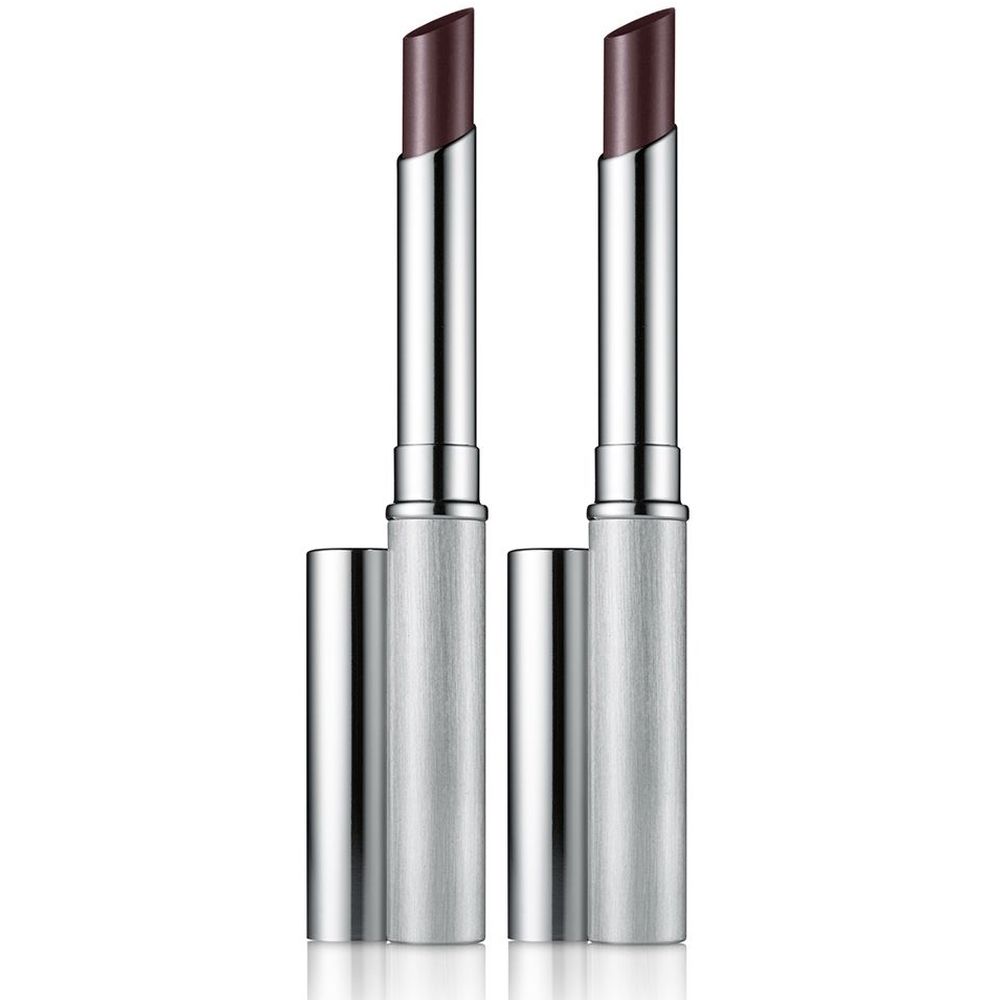 Deux rouges à lèvres dans des étuis argentés. Les bâtons de rouge à lèvres sont brun foncé. Des capuchons ouverts sont à côté.