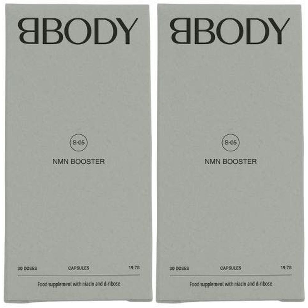 Twee grijze dozen. Opschrift: BBODY, NMN BOOSTER, S-05. 30 doses. Voedingssupplement met niacine en D-ribose.