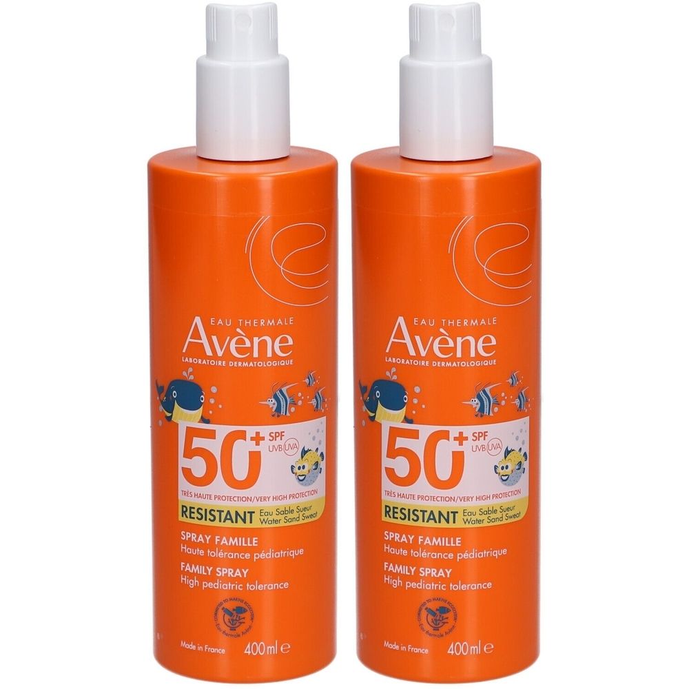 Twee oranje spuitflessen met witte doppen. Opschrift: Avène, SPF 50+, Family Spray. Illustraties van vissen.