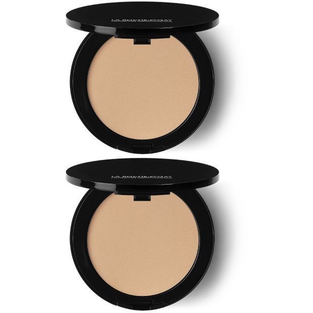 Twee ronde, zwarte poederdozen met open deksel. De inhoud is beige. Er staat een tekst op het deksel.