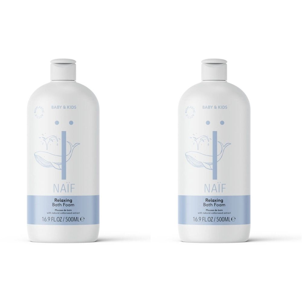 Twee witte flessen Naïf Baby & Kids Relaxing Bath Foam. Lichtblauwe strook met productnaam en logo. 16.9 FL.OZ/500ml.