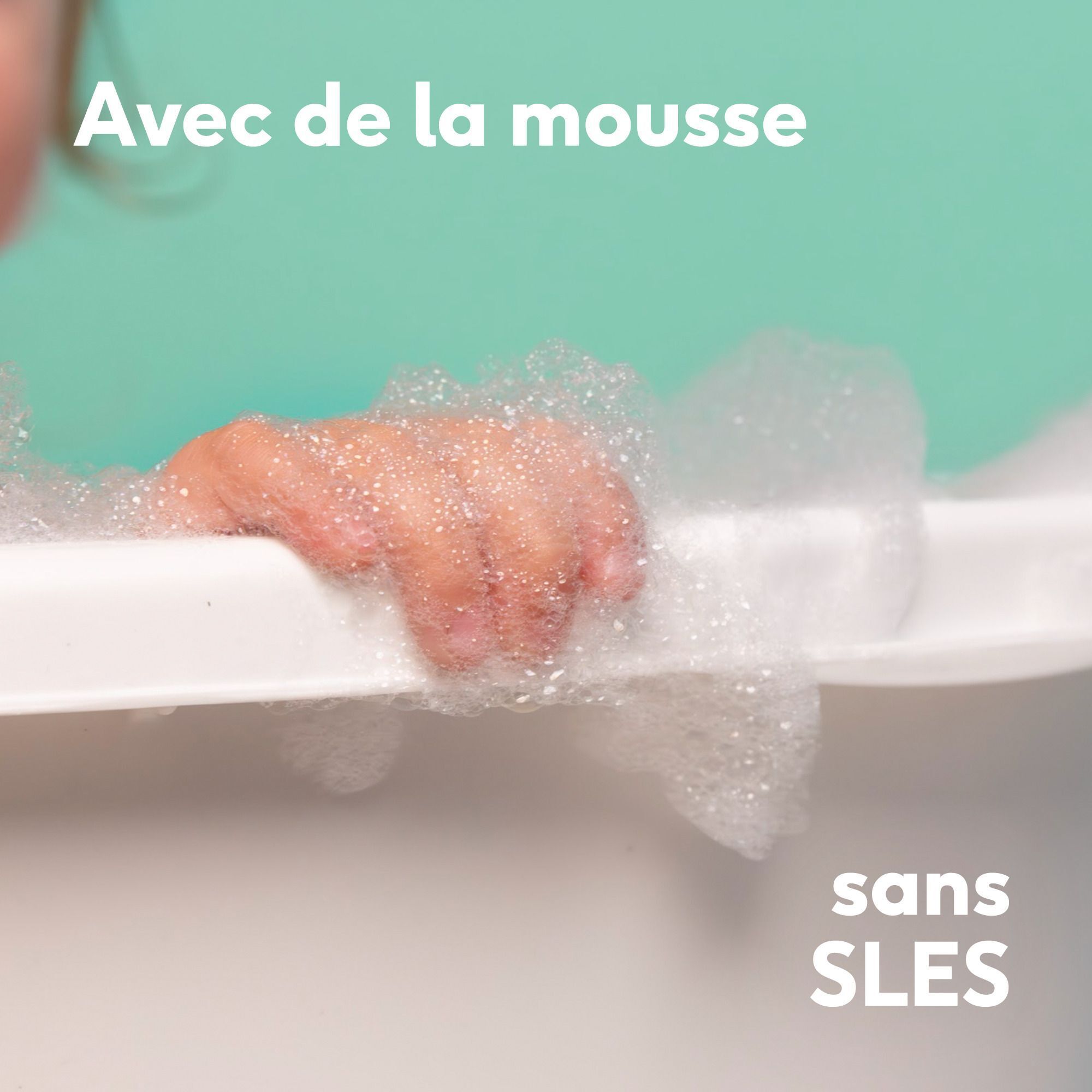 Bébé souriant dans une baignoire moussante, texte : 'Tout ce dont votre bébé a besoin'.