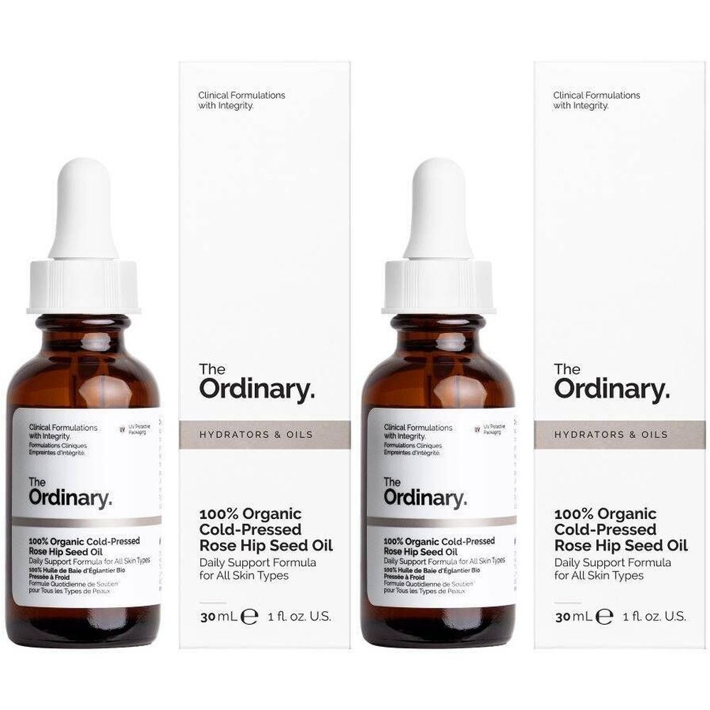 Drie flessen met pipet en verpakking. Labels: "The Ordinary. 100% Organic Cold-Pressed Rose Hip Seed Oil".