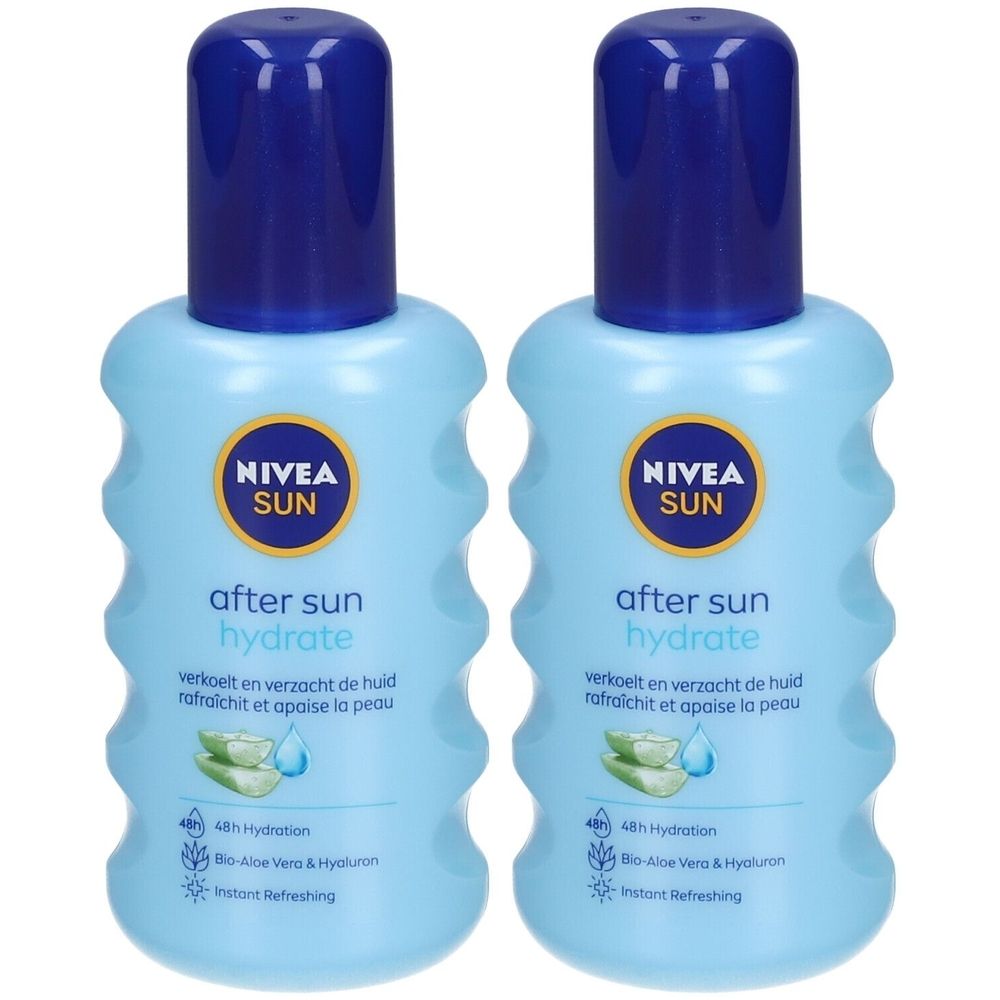 Twee lichtblauwe flessen met blauwe dop. Op elke fles staat "NIVEA SUN after sun hydrate". Tekst in het Nederlands en Frans.