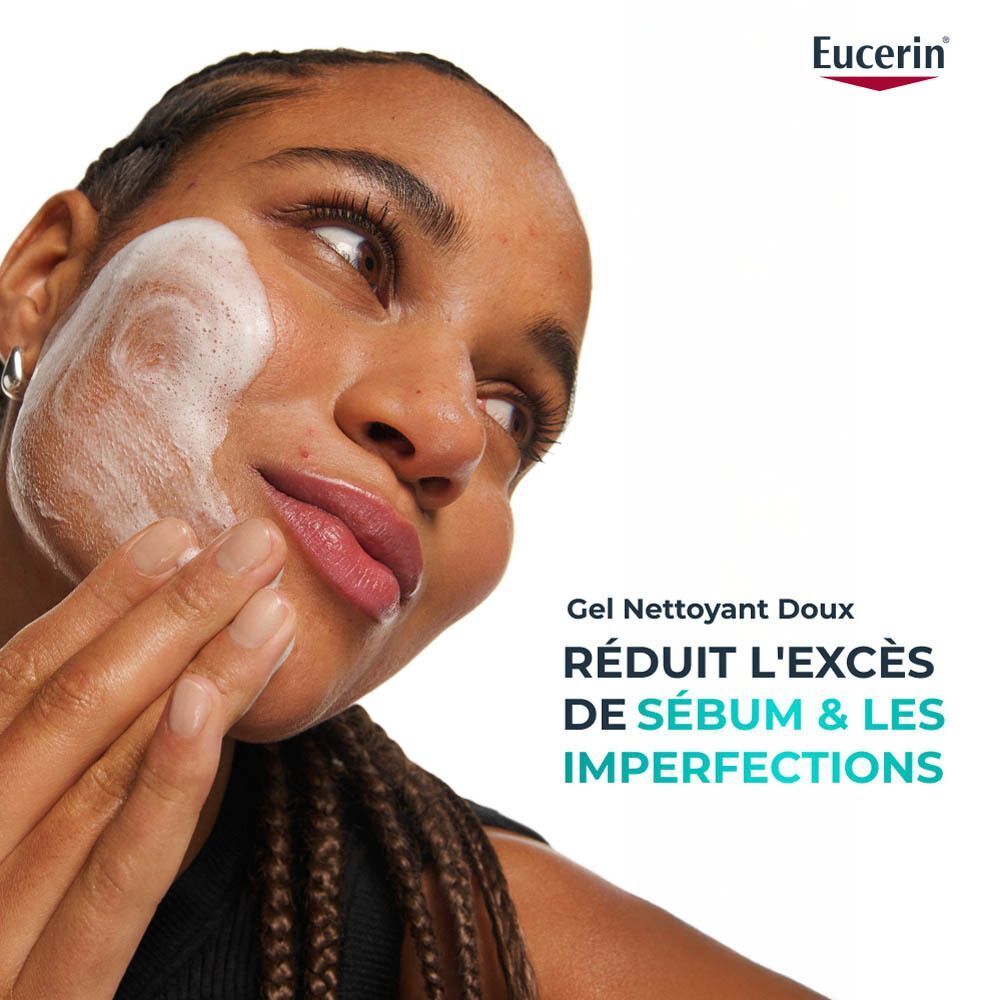Une femme applique le nettoyant purifiant Eucerin Dermopure, formant une mousse.