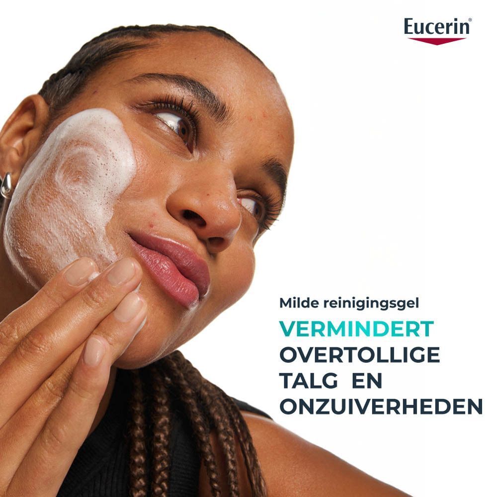 Een vrouw brengt Eucerin Dermopure zuiverende reiniger aan, die schuim vormt.