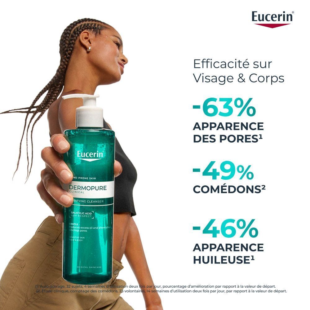 Une femme tient un flacon de nettoyant purifiant Eucerin Dermopure, montrant l'efficacité.