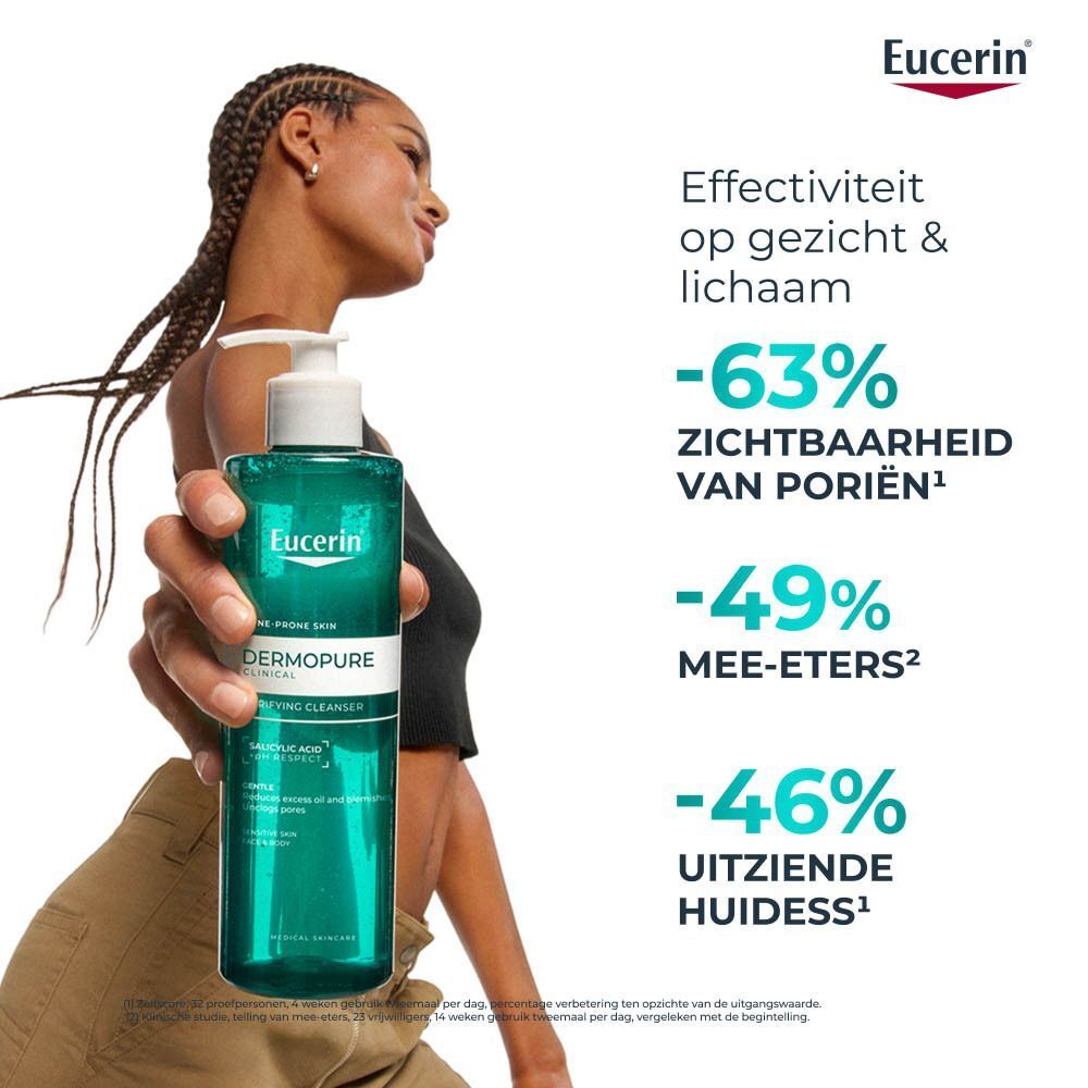 Vrouw houdt een fles Eucerin Dermopure reiniger vast, toont effectiviteit.