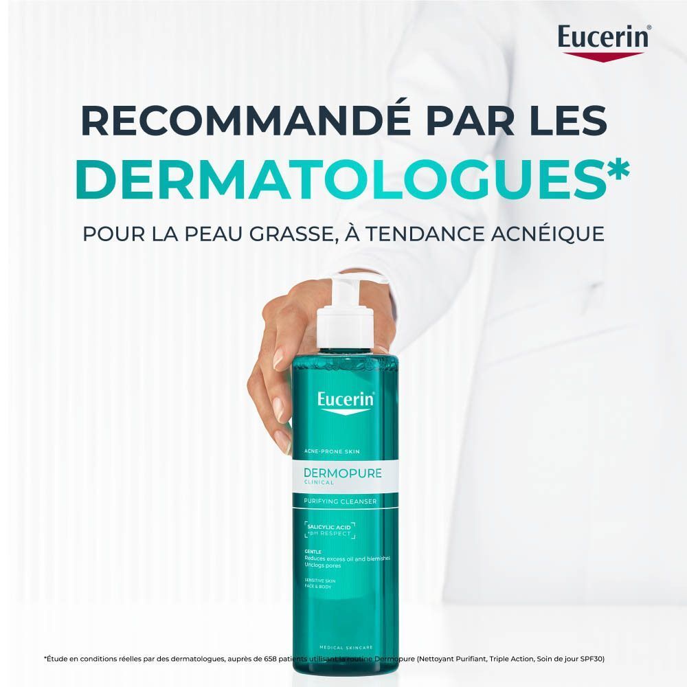 Une main tient le nettoyant purifiant Eucerin Dermopure, recommandé par les dermatologues.