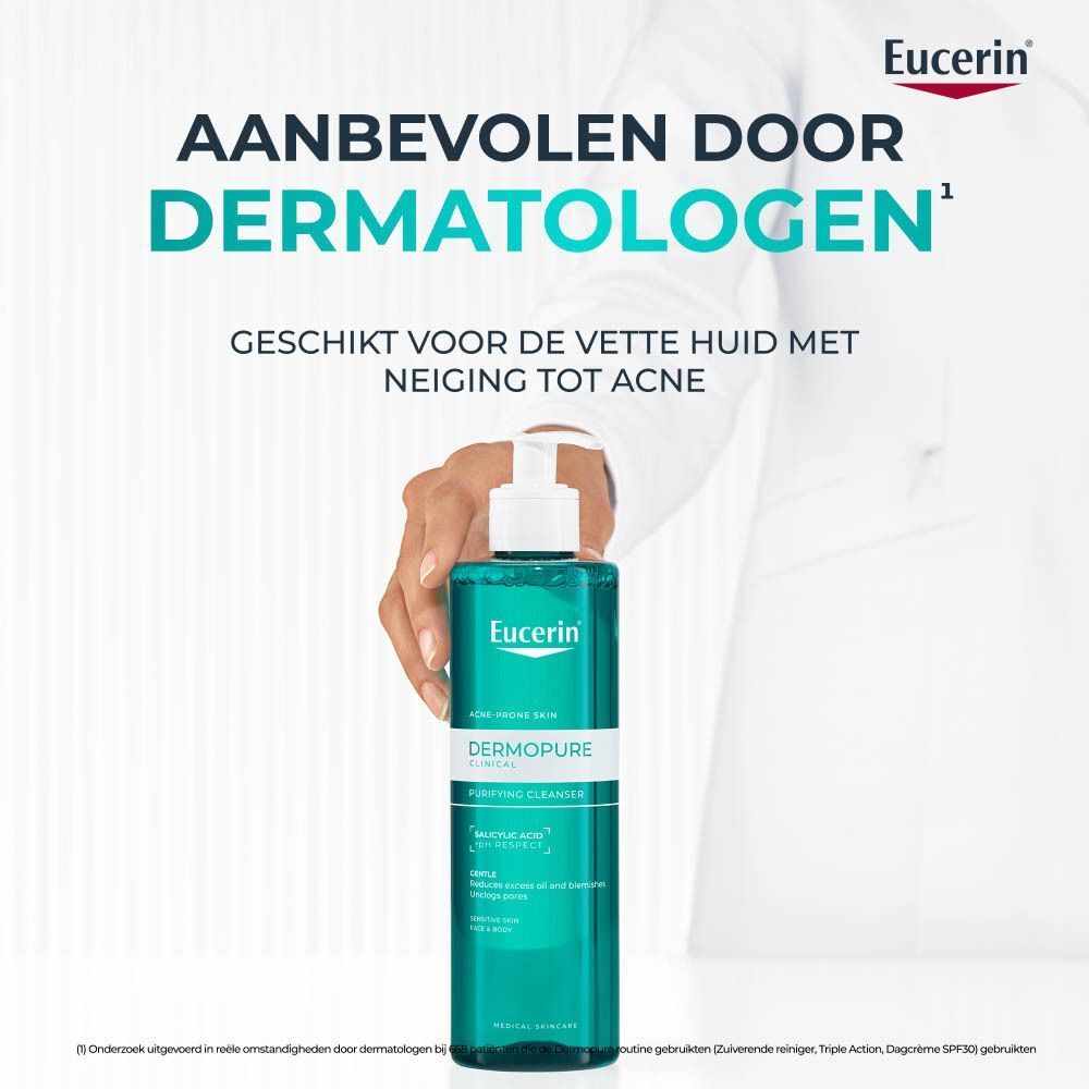 Hand houdt Eucerin Dermopure zuiverende reiniger vast, aanbevolen door dermatologen.