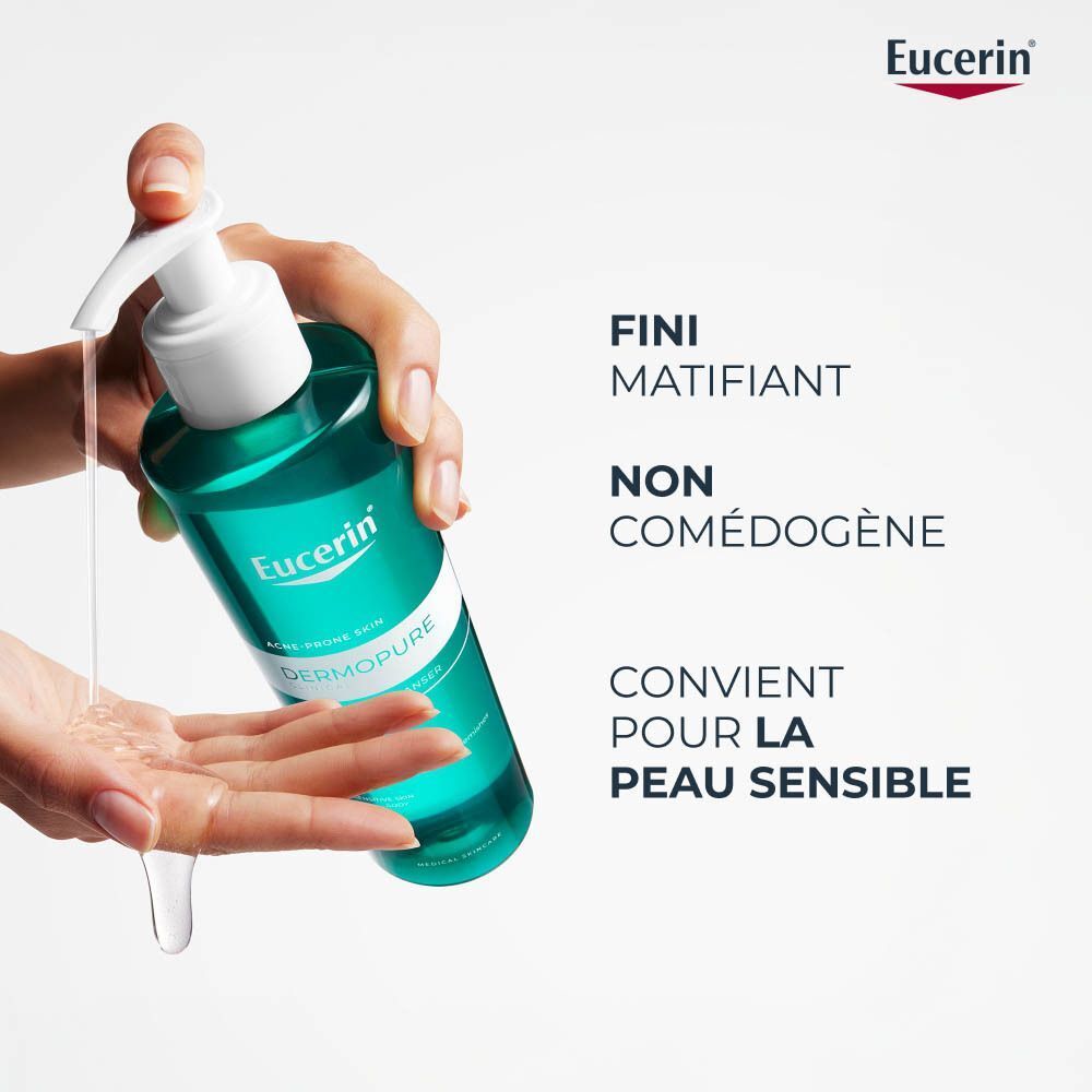 Le nettoyant purifiant Eucerin Dermopure est versé dans une paume.
