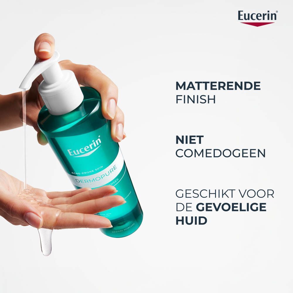 Eucerin Dermopure zuiverende reiniger wordt in een handpalm gegoten.