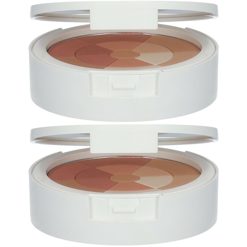 Twee ronde, witte poederdozen met open deksels. De poeder is verdeeld in verschillende bruintinten.