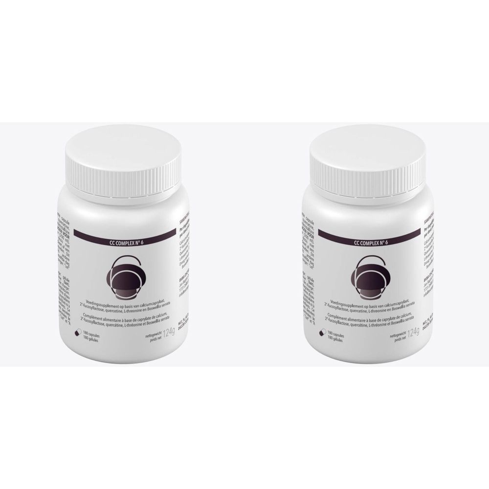 Twee witte flessen met deksels. Opschrift CC COMPLEX N°6. Etiket met logo en tekst.