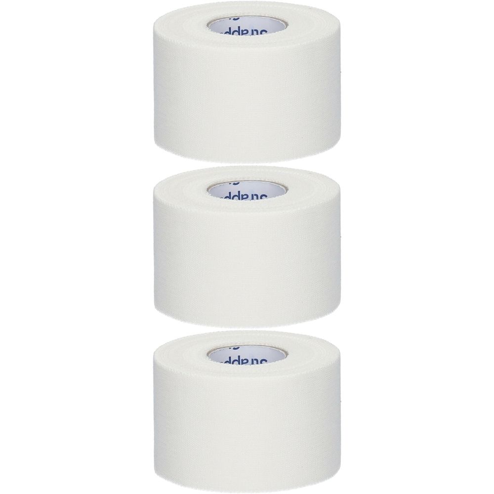 Drie rollen witte sporttape. De merknaam is aan de binnenkant te zien.