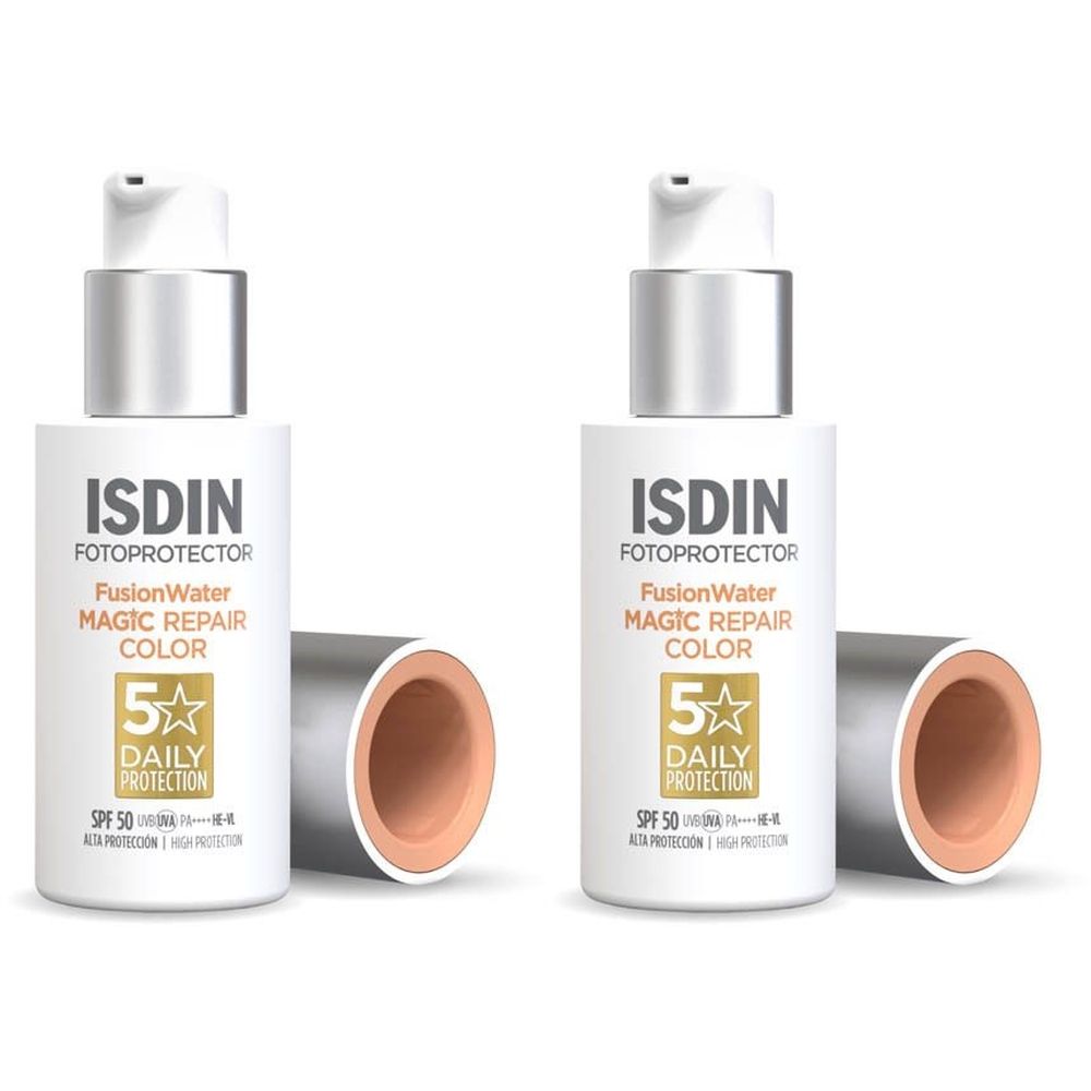 Deux flacons ISDIN Fotoprotector Fusion Water Magic Repair Color SPF50. Flacons blancs avec bouchons argentés et contenu coloré.